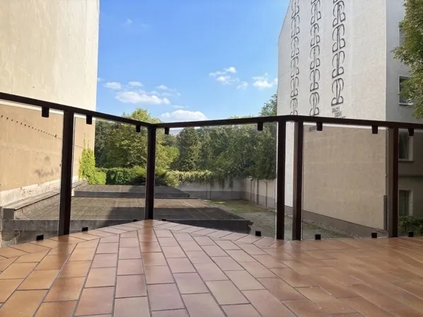 schöne und helle modernisierte 3 Zimmerwohnung mit EBK im Warthekiez — photo 1